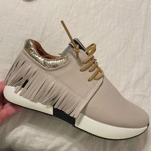 Shu shop NWT Pepa size 8